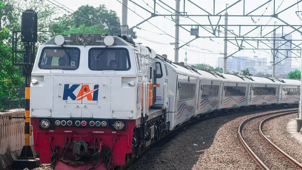 PT Kereta Api Indonesia (Persero) atau KAI mencatat penjualan tiket kereta api jarak jauh sebanyak 940.738 tiket selama libur panjang Idul Adha 2024.