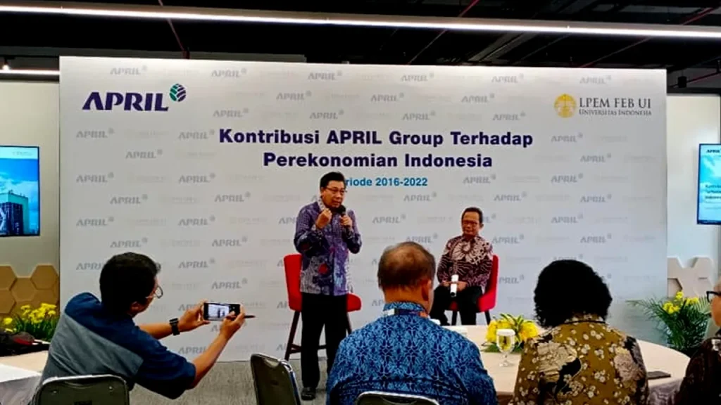 APRIL Group menegaskan komitmennya terhadap masyarakat, iklim, dan alam demi menjalankan bisnis secara berkelanjutan. Mereka telah meluncurkan berbagai program, termasuk upaya untuk mengurangi kemiskinan ekstrem di sekitar lokasi perusahaan mereka. Dainar Rifai, Senior CDO Mill Area APRIL Group, menyatakan bahwa mereka sedang berupaya untuk mengurangi tingkat kemiskinan ekstrem dalam radius 50 kilometer di sekitar pabrik mereka. APRIL Group juga bekerja sama dengan pemerintah setempat dalam upaya ini. "Kami berusaha untuk mengembangkan area dalam radius 50 km dari pabrik kami agar tidak ada lagi kemiskinan ekstrem di wilayah tersebut. Kami juga terus bekerja sama dengan pemerintah setempat untuk meningkatkan program-program ini," ujar Dainar Rifai di Festival Lingkungan, Iklim, Kehutanan, dan Energi Baru Terbarukan (Festival LIKE 2) di JCC Senayan, Jakarta Pusat. Selain itu, APRIL Group juga telah membuka 5.000 lapangan pekerjaan dan membantu mitra UMKM meningkatkan pendapatannya. Mereka juga memberikan pendampingan online bagi 218 mitra binaan mereka. Di bidang pendidikan, APRIL Group memberikan pelatihan vokasi kepada peserta yang sudah bekerja. Sejak tahun 2017, sudah ada 184 peserta yang mengikuti program ini. Perusahaan juga memberikan 250 beasiswa untuk jenjang SMA dan 85 beasiswa untuk jenjang S1. Dalam hal lingkungan, penanaman pohon akasia dinilai memiliki dampak positif dalam menjaga lingkungan yang berkelanjutan. Langkah ini juga membantu meningkatkan kualitas udara di sekitar pabrik APRIL Group. Melalui inisiatif APRIL 2030, perusahaan ini berkomitmen untuk memberikan dampak positif bagi iklim, alam, dan masyarakat sekitar, sambil tetap memperhatikan aspek keberlanjutan. "Kami fokus pada pengembangan komunitas dan pemberdayaan masyarakat. Kami berkomitmen untuk memberikan dampak positif bagi iklim dan masyarakat sekitar, sambil tetap memperhatikan keberlanjutan," tambahnya. Dengan semua program dan inisiatif yang dilakukan APRIL Group, mereka terus berusaha untuk menciptakan perubahan positif bagi masyarakat, lingkungan, dan iklim. Semua ini dilakukan dengan tujuan untuk menjalankan bisnis secara berkelanjutan dan memberikan manfaat bagi semua pihak yang terlibat.